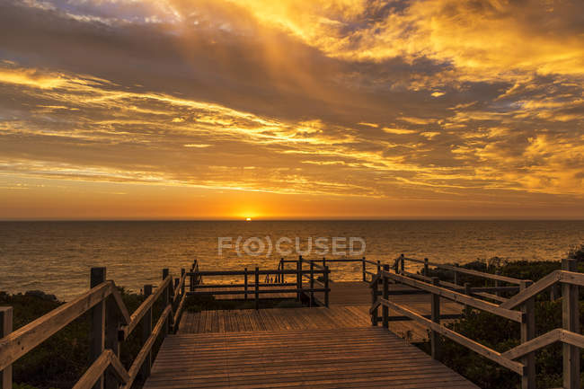 Passos para Shorehaven Beach ao pôr do sol, Perth, Austrália Ocidental, Austrália — Fotografia de Stock