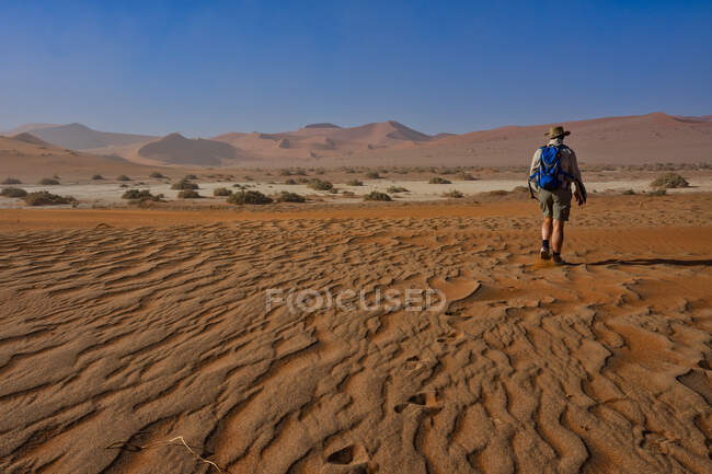 Männerwandern, Sossusvlei, Namib-Wüste, Namibia — Stockfoto