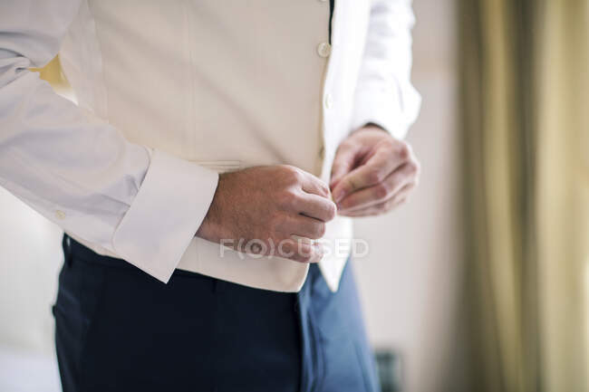 Schnappschuss vom Bräutigam, der Hemd knöpft — Stockfoto