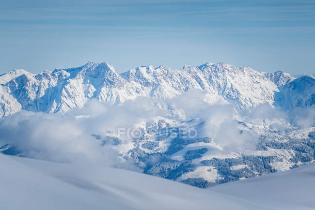 Vista aérea de hermosas montañas en los Alpes suizos - foto de stock