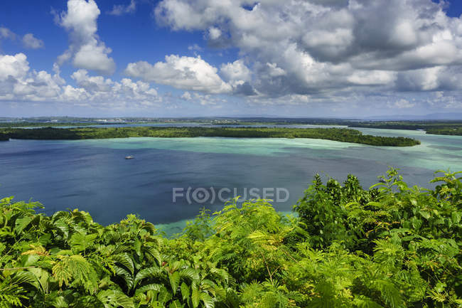 Vue côtière depuis Masbait Hill, îles Kai, Maluku, Indonésie — Photo de stock