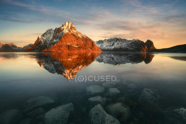 Vista panorâmica da paisagem da montanha ao nascer do sol, Lofoten, Noruega — Fotografia de Stock