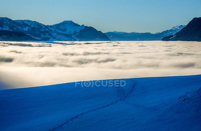 Vista panorámica de los picos de la montaña a través de la niebla, Suiza - foto de stock