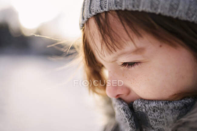 Chica joven fuera en el frío invierno - foto de stock