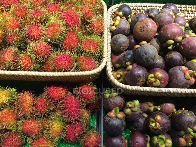 Rambutans e mangostões em um mercado de rua, vista close-up — Fotografia de Stock