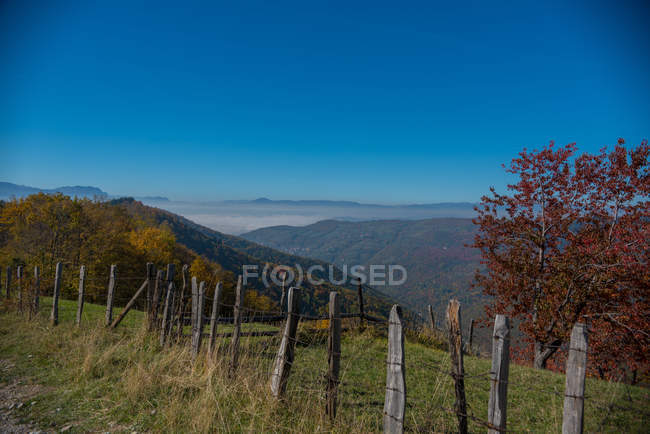 Vista panorámica del paisaje rural, Sarajevo, Bosnia y Herzegovina - foto de stock