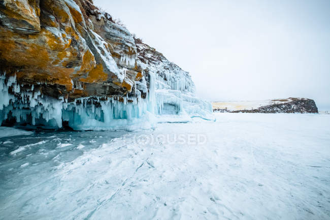 Cueva congelada en el paisaje rural, Siberia, Rusia - foto de stock