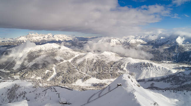 Vista aérea de hermosas montañas en los Alpes suizos - foto de stock