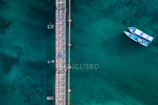 Veduta aerea del ponte Watdek, Ngurtavur, Isole Kai, Maluku, Indonesia — Foto stock