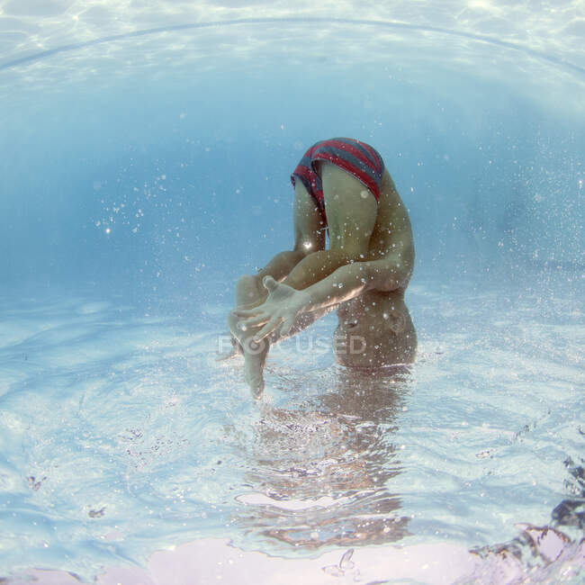 Мальчик под водой в бассейне, Округ Ориндж, Калифорния, США — стоковое фото