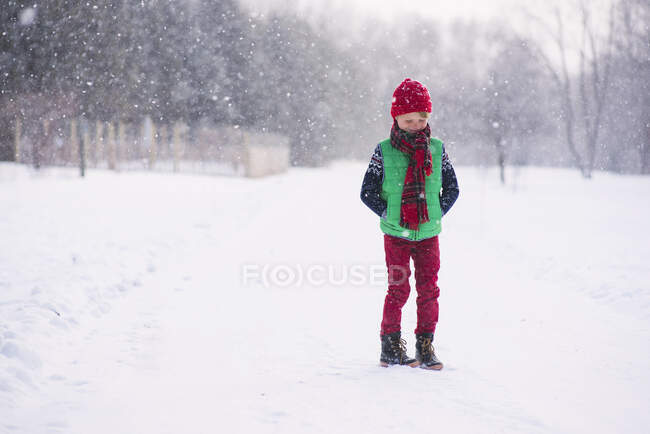 Хлопчик ходить снігом в зимовий день — стокове фото