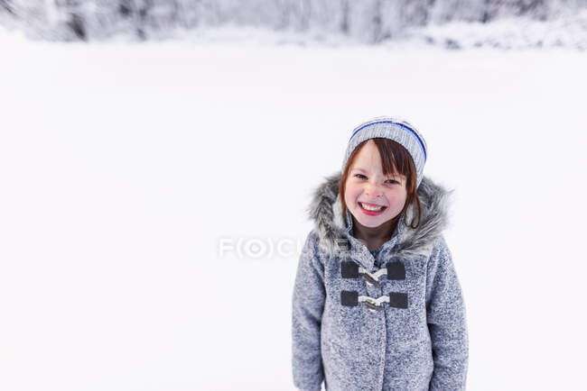 Portrait of young girl outside in the snow — Stock Photo