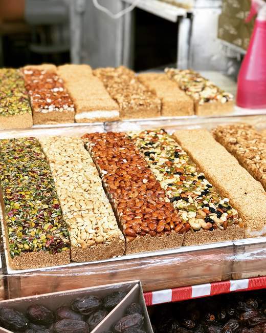 Prodotti dolciari Halva con noci in un mercato di strada — Foto stock