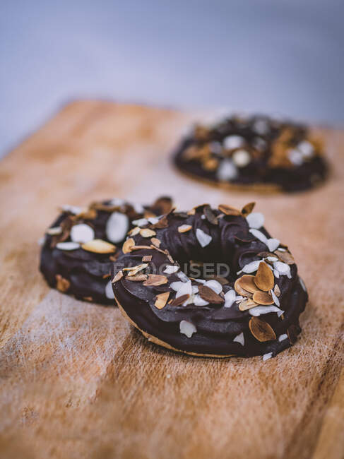 Шоколадное печенье с орехами на деревянной доске — стоковое фото