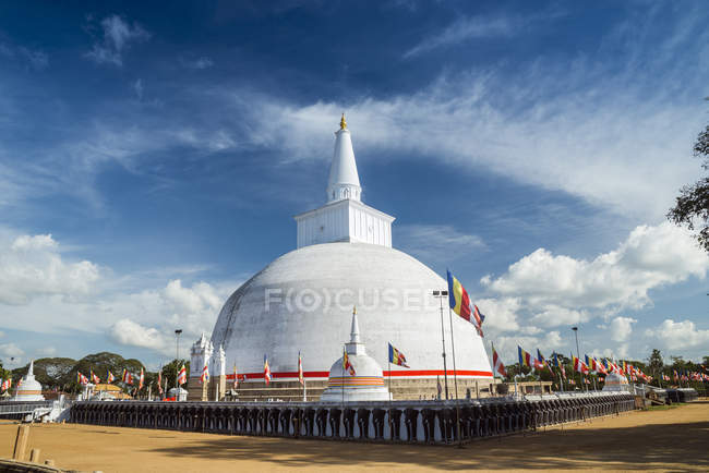 Vista panorámica de Ruwanwelisaya Stupa, Anuradhapura, Sri Lanka - foto de stock