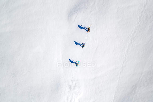 Tiro aéreo de esquiadores em montanha nevada — Fotografia de Stock