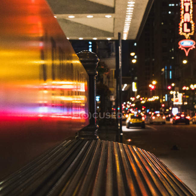City street at night, Chicago, Illinois, Estados Unidos - foto de stock