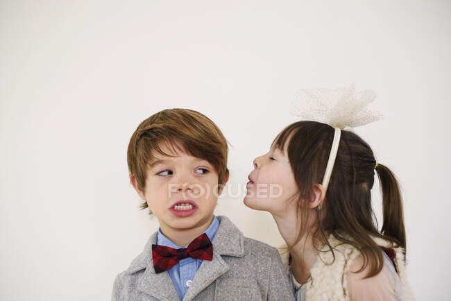 Retrato de uma menina tentando beijar um menino — Fotografia de Stock