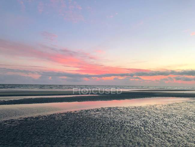 Мальовничий вид на пляж на заході сонця, Rindby Strand, Fanoe, Данія — стокове фото