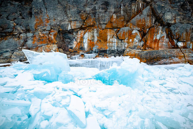 Primo piano di ghiaccio incrinato su un lago ghiacciato, Siberia, Russia — Foto stock