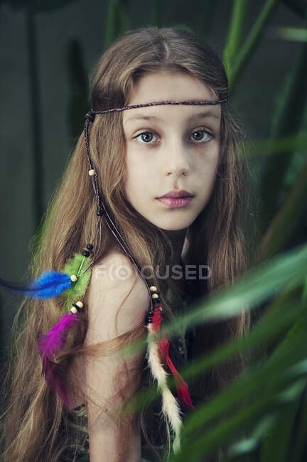 Porträt eines Mädchens mit einem Kopfschmuck aus Bohemian Feder — Stockfoto