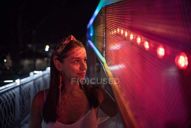 Mulher de pé na rua por luzes de néon, Bósnia e Herzegovina — Fotografia de Stock