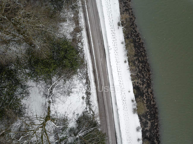Vista aérea de una carretera costera, Irlanda - foto de stock