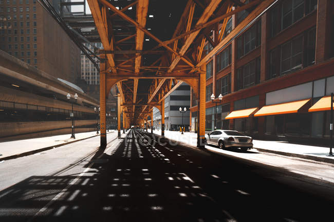 Vue panoramique de Road under the Chicago Loop, Illinois, États-Unis — Photo de stock