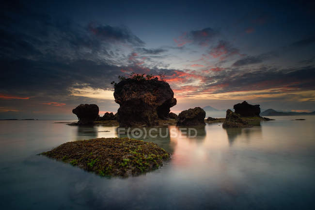 Vue panoramique sur la formation rocheuse côtière, Kertasari, Sumbawa, West Nusa Tenggara, Indonésie — Photo de stock