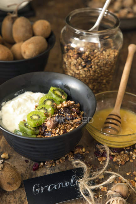 Vista close-up de iogurte com granola e kiwi — Fotografia de Stock