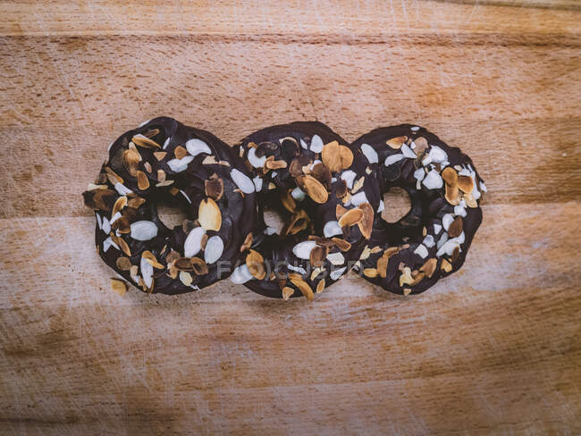 Шоколадное печенье с орехами на деревянной доске — стоковое фото