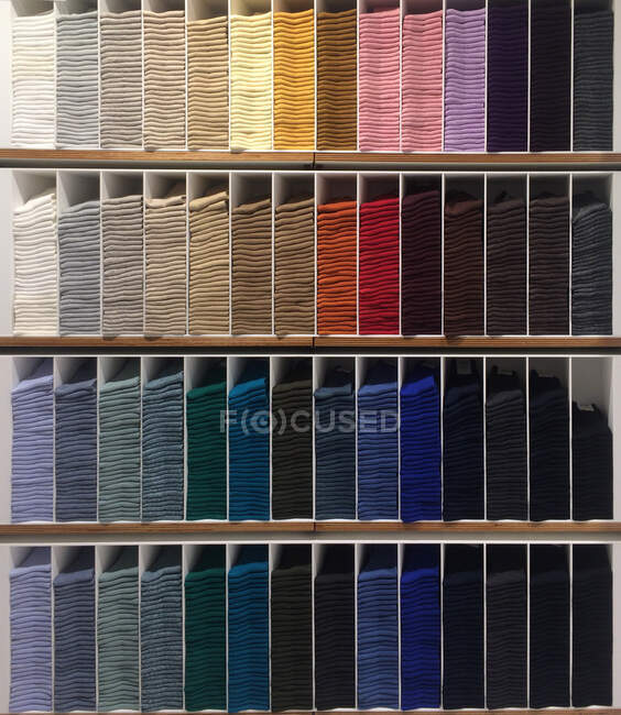 Calze multicolori su ripiani in un negozio — Foto stock