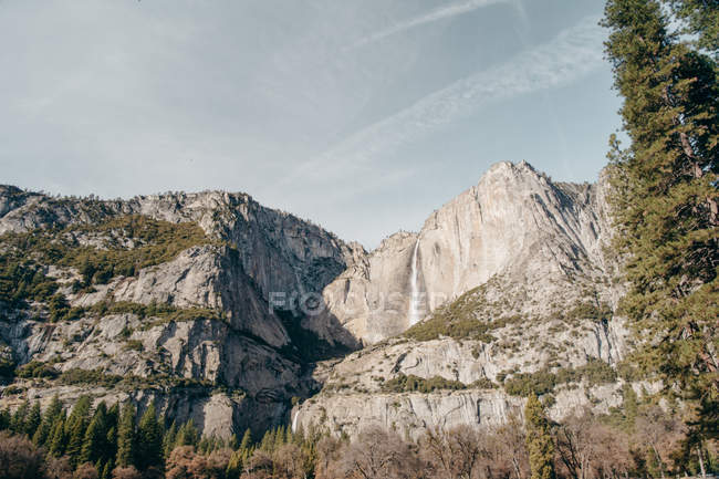 Vue panoramique sur la cascade, parc national de Yosemite, Californie, Amérique, USA — Photo de stock