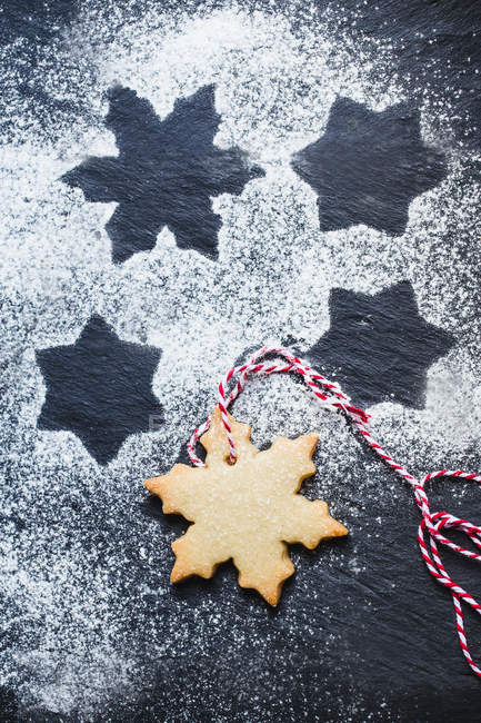 Fiocco di neve e biscotti di Natale a forma di stella, vista da vicino — Foto stock