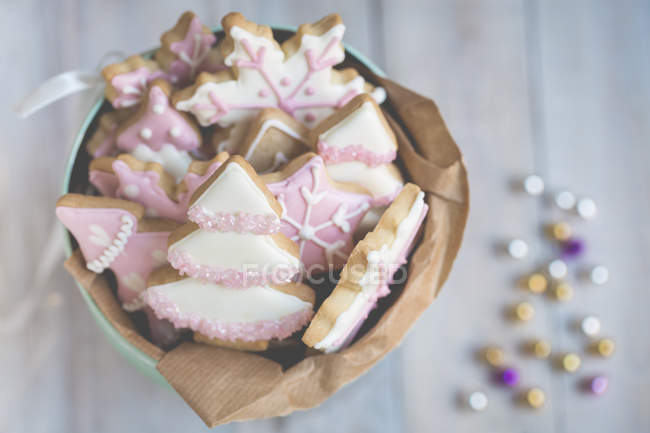 Lata cheia de biscoitos caseiros de Natal — Fotografia de Stock
