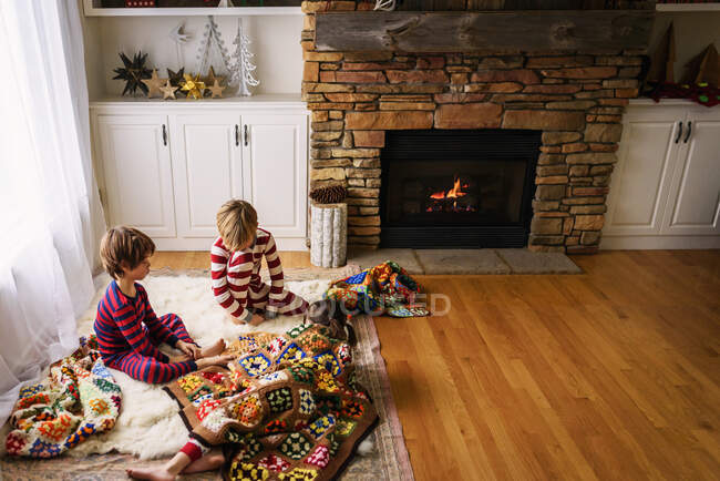 Three children inside playing a board game — Stock Photo
