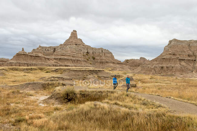 Caminhadas de mãe e filha, Badlands National Park, Dakota do Sul, América, EUA — Fotografia de Stock