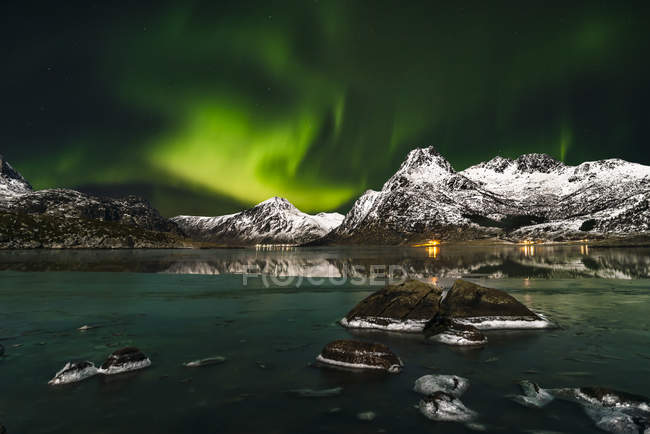 Vista panorâmica das luzes do norte, Lofoten, Flakstad, Nordland, Noruega — Fotografia de Stock