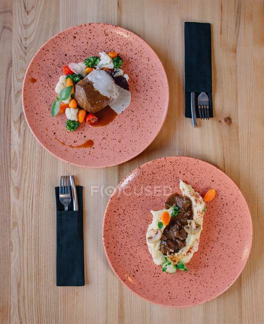 Vue rapprochée des dîners de steak et de goulash — Photo de stock