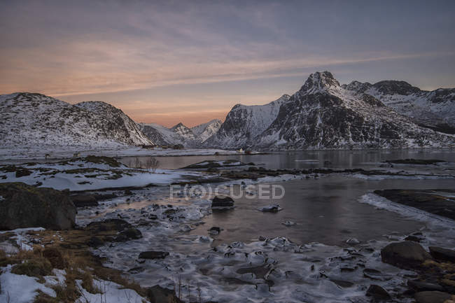 Мальовничий вид на захід сонця над гірськими пейзажами, прибуття, Nordland, Норвегія — стокове фото