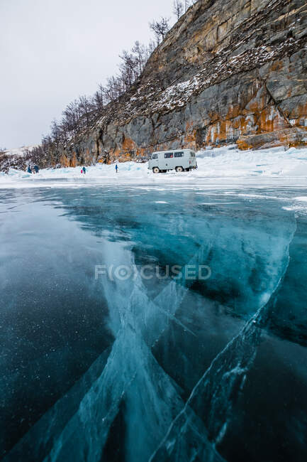Menschen stehen am Rand eines zugefrorenen Sees, Sibirien, Russland — Stockfoto