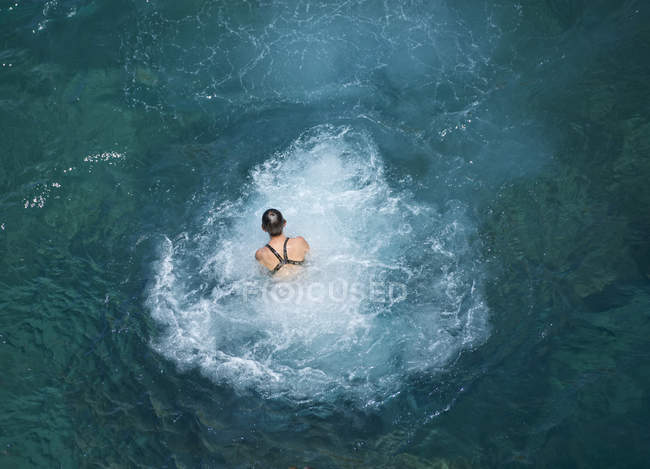 Vista aérea de una mujer nadando en el mar, Malta - foto de stock