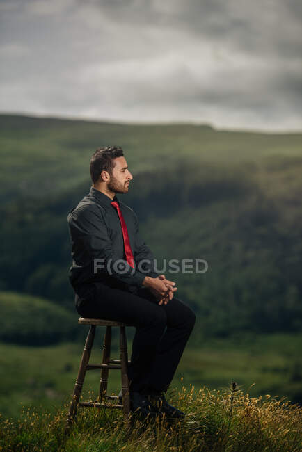 Porträt eines Mannes auf einem Stuhl, Irland — Stockfoto