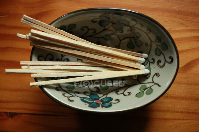Long matches in a ceramic bowl — Stock Photo