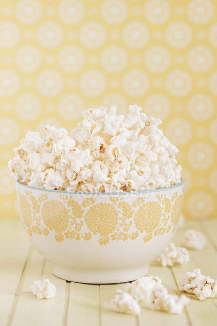Close-up view of a bowl of popcorn on a table — Stock Photo