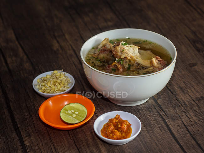 Vista close-up da sopa de costelas indonésia — Fotografia de Stock