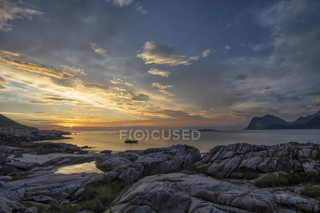 Vista da Lille Sandnes a mezzanotte, Lofoten, Nordland, Norvegia — Foto stock
