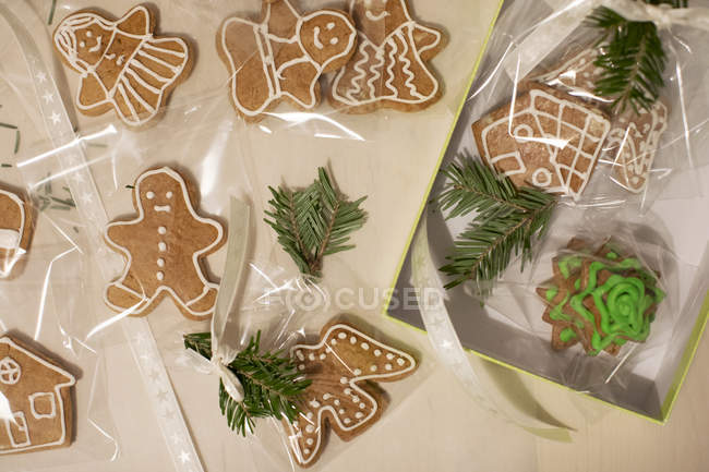 Gingerbread cookies being wrapped as Christmas gifts — Stock Photo