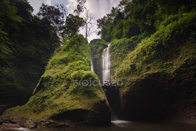 Vista panorámica de la cascada, Parque Nacional Rinjani, Lombok, Indonesia - foto de stock