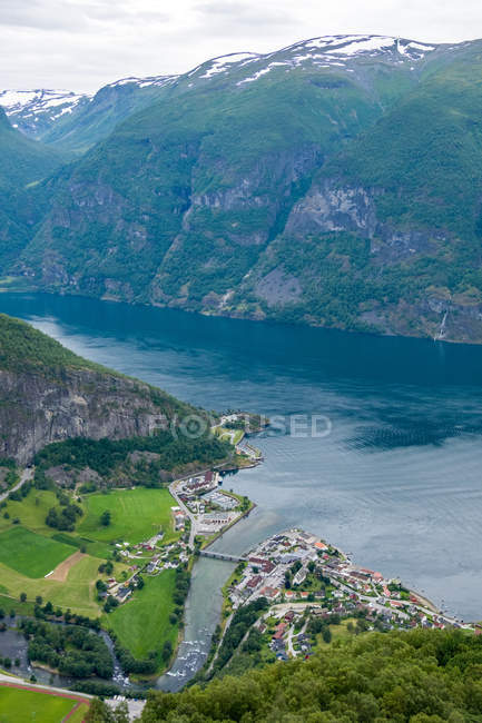Vue aérienne d'Aurlandsvangen et Aurlandsfjord, Sogn og Fjordane, Norvège — Photo de stock